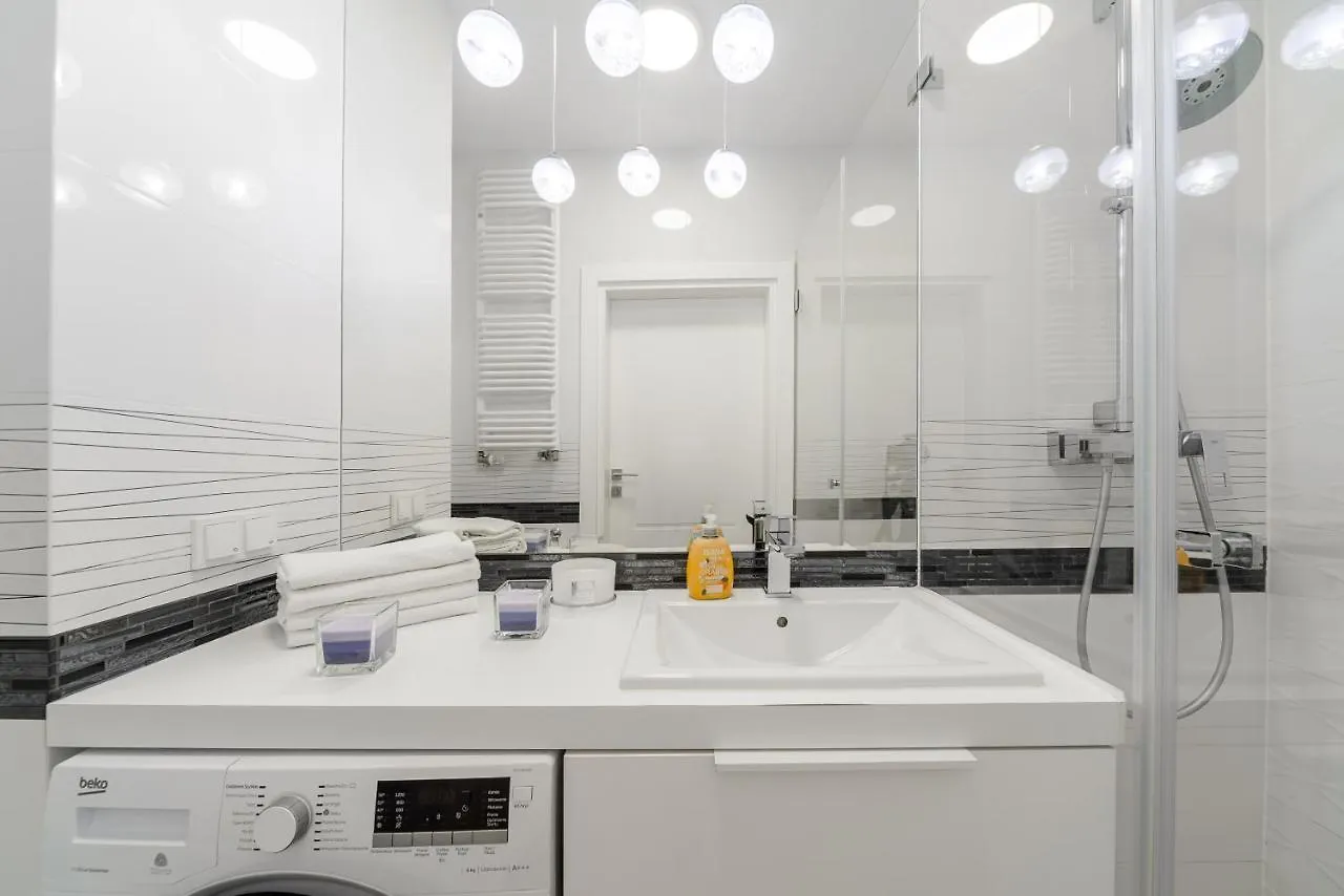 Lumina Luxury Apartments In Mennica Residence Varsovia 5*,
